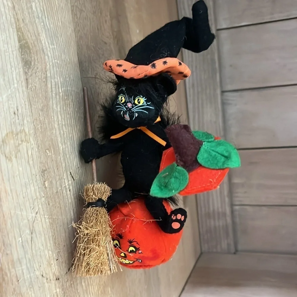 Annalee Witch Cat “Midnight Ride Kitty” Pumpkin Broom Hat